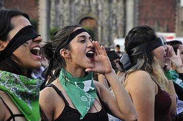 Protesting violence against women - Photo: CLAUDIO CRUZ / AFP
